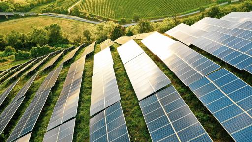 Nachhaltigkeitsreport Betriebliches Umweltmanagement Titelbild - Solarpanels