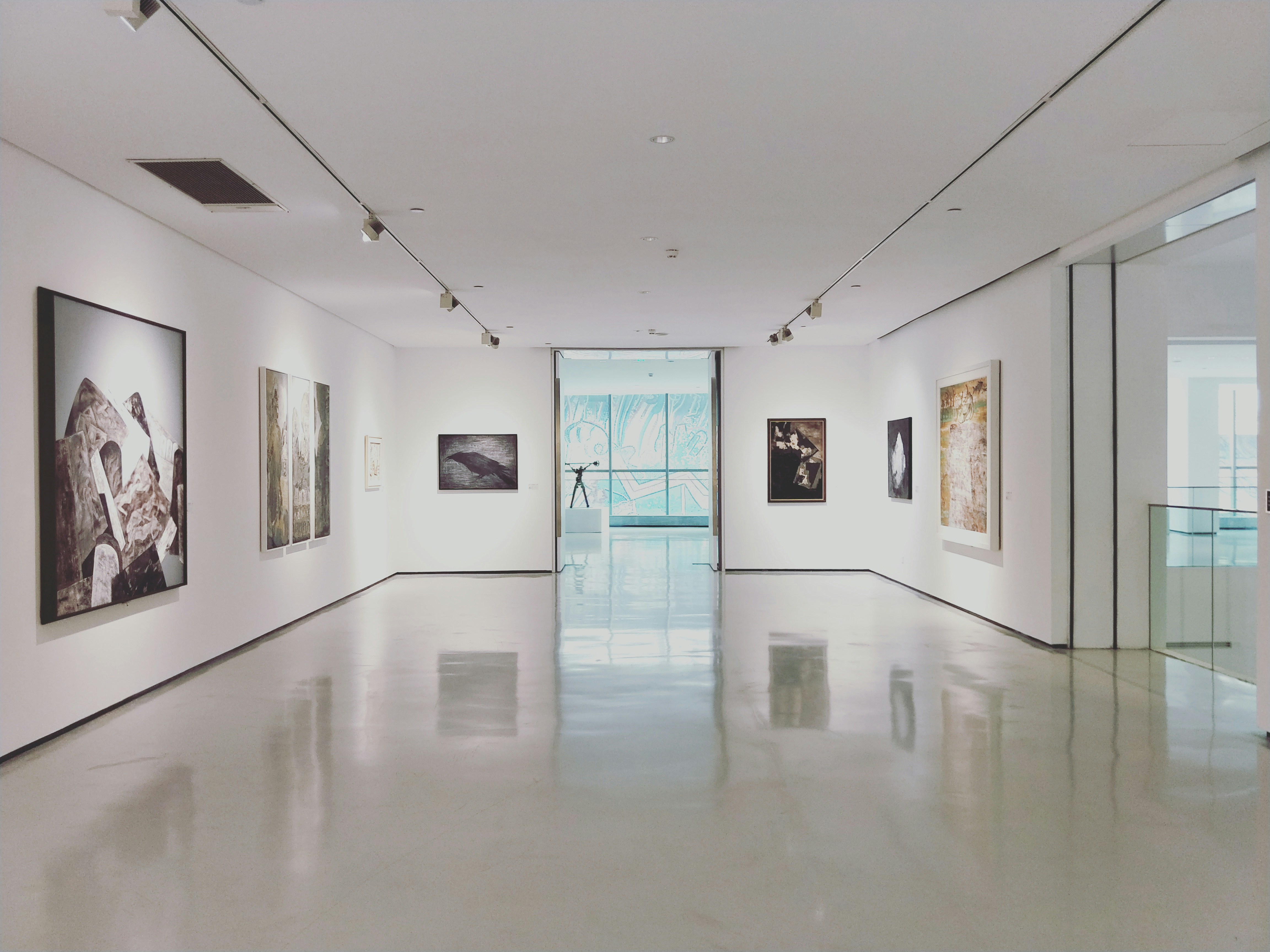 Galerie mit Bildern und Skulpturen