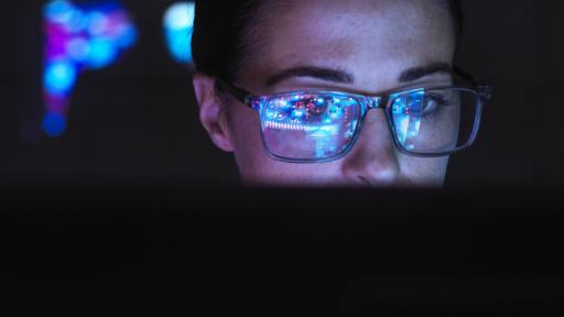 Frau mit Brille vor dem Computer