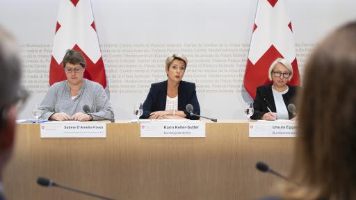 Bundespraesidentin Karin Keller-Sutter, Mitte, spricht neben, Sabine D'Amelio-Favez, Direktorin der Eidgenoessischen Finanzverwaltung (EFV), 2. links, und Vizekanzlerin Ursula Eggenberger, Bundesratssprecherin ad interim, 2. rechts, Patrick Kutschera, Vizedirektor und Leiter der Abteilung Energieeffizienz und erneuerbare Energien BFE, links, und Jenny Hutter, Vizedirektorin und Leiterin des Direktionsbereiches Planung und Ressourcen SEM, rechts, an einer Medienkonferenz ueber das Entlastungspaket 27 und Bud