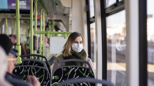 Frau im Tram mit Maske