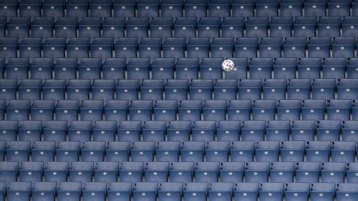 Ball in leerem Stadion - Titelbild Jahresbericht View 2020