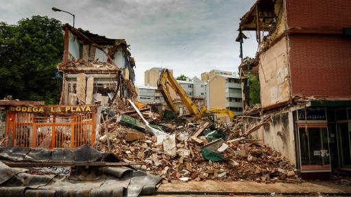 Erdbebensymbolbild mit zerstörtem Haus