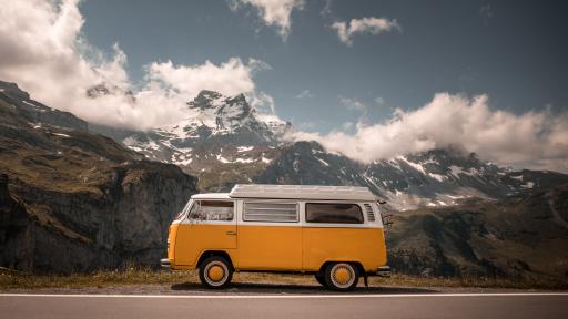 Auto vor Bergkulisse