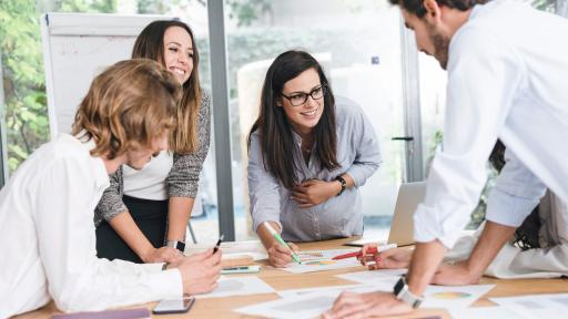 Junge Menschen an einem Workshop 