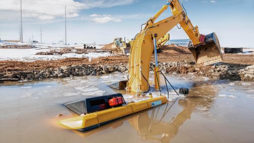 Bagger versinkt im Wasser