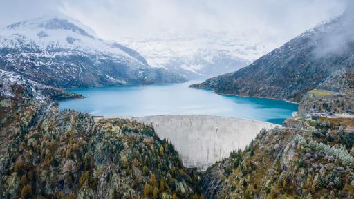 Nachhaltigkeitsreport Vorwort Titelbild - Stausee in den Bergen