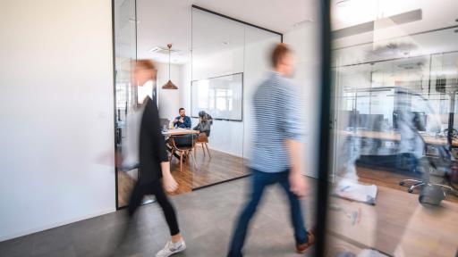 Nachhaltigkeitsreport Arbeitswelt Titelbild - Menschen im Büro